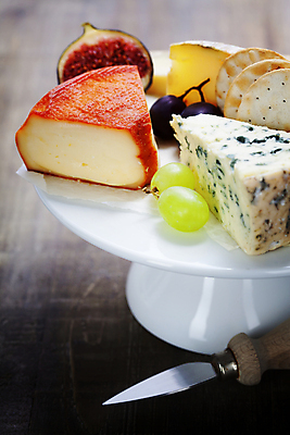 포토 JPG 해외이미지 치즈 유제품 실내 사람없음 크래커 칼 받침대 청포도 나무바닥 무화과 블루치즈 해외202004 고르곤졸라치즈 해외포토 과일 포도 바닥 내부 쿠키 파일형식