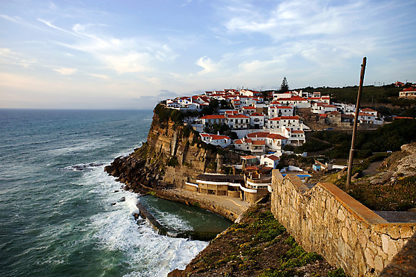 포토 JPG 해외이미지 유럽 바다 여행 건축양식 자연 조류 주택 풍경 경사 사람없음 옆모습 물 맑음 바위 거친 가장자리 위험 포르투갈 타운 포인트 대서양 신트라 해외202004 해외202105 해외포토 자연요소 동물 건축 나라 뷰포인트 컨셉 날씨 건물 금융 돌_바위 도시 둘레 생태계 파일형식