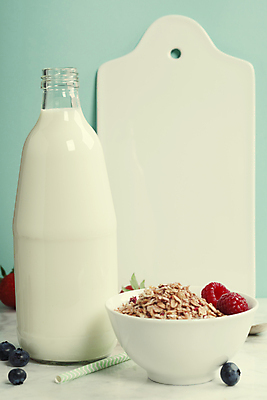 포토 JPG 해외이미지 그릇 딸기 유리병 도마 도마_주방용품 건강 빨대 사람없음 우유 우유병 시리얼 유기농 파란배경 블루베리 산딸기 칼슘 해외202004 해외포토 식기 웰빙 음식 백그라운드 과일 주방용품 병_용기 유제품 파란색 파일형식