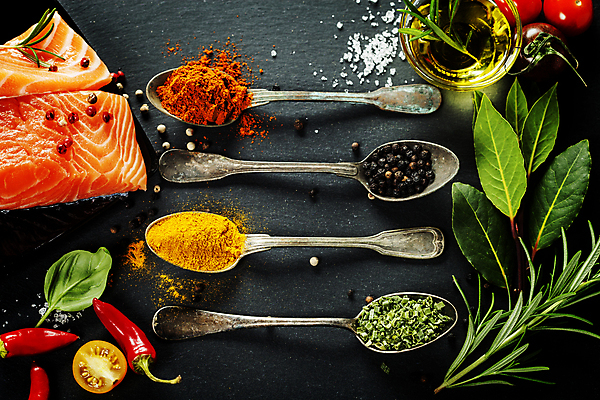 포토 JPG 해외이미지 백그라운드 토마토 채소 실내 사람없음 하이앵글 숟가락 향신료 날것 소금 연어 후추 바질 로즈메리 연어요리 연어회 플랫레이 해외202004 해외포토 음식 뷰포인트 수저 어류 내부 생선회 플랫 허브 향미료 파일형식