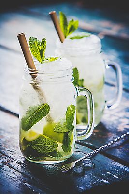 포토 JPG 해외이미지 유리병 사람없음 얼음 티스푼 민트 라임 나무탁자 모히토 종이빨대 해외202004 해외포토 자연요소 과일 탁자 병_용기 빨대 숟가락 칵테일 허브 파일형식