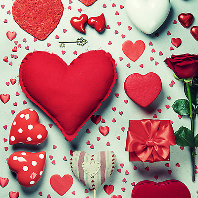 포토 JPG 해외이미지 열쇠 실내 발렌타인데이 사랑 사람없음 장식 선물상자 장미 하트 오브젝트 파란배경 해외202004 해외포토 모양 꽃 감정 백그라운드 데이이벤트 선물 내부 파란색 상자 파일형식