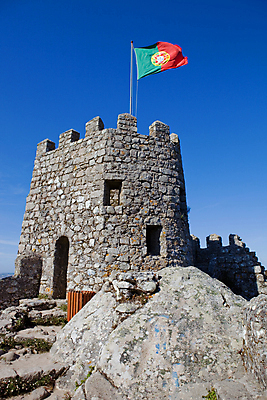 포토 JPG 해외이미지 구름 아이콘 유럽 벽 여행 건축양식 하늘 동화 풍경 사람없음 야외 건물 탑 바위 깃발 방어 수비 왕 포르투갈 심볼 언덕 공상 천연기념물 신트라 해외202004 해외202105 해외포토 자연요소 건축물 건축 나라 모션 파일형식