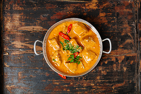 포토 JPG 해외이미지 고추 실내 육류 사람없음 하이앵글 냄비 나무바닥 인도음식 카레 동남아음식 해외202004 해외포토 음식 뷰포인트 채소 식재료 바닥 내부 솥 동양음식 파일형식