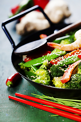 포토 JPG 해외이미지 새우 파프리카 사람없음 냄비 브로콜리 국수 완두콩 파란배경 깨 생강 나무숟가락 동양음식 해외202004 해외포토 음식 백그라운드 채소 식재료 콩 갑각류 파란색 숟가락 면류 조미료 솥 파일형식