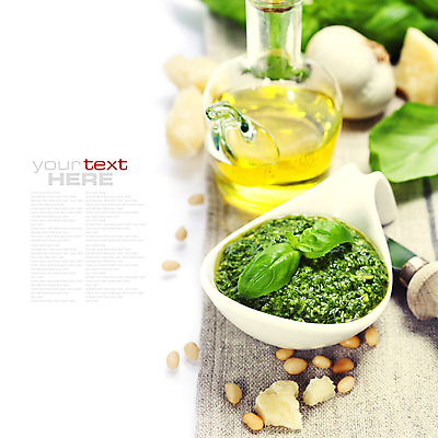 포토 JPG 해외이미지 그릇 유리병 마늘 사람없음 올리브오일 흰배경 잣 바질 페스토 해외202004 해외포토 식기 백그라운드 채소 병_용기 견과류 흰색 소스_음식 기름_음식 파일형식