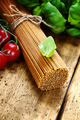 포토 해외이미지 리본 방울토마토 실내 근접촬영 사람없음 다발 나무바닥 바질 노끈 파스타면 통밀 해외202004 해외포토 줄 뷰포인트 토마토 바닥 파스타 내부 면류 밀 파일형식