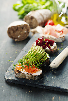 포토 JPG 해외이미지 빵 회색배경 실내 사람없음 아웃포커스 이탈리아음식 애피타이저 햄 연어 아보카도 돌판 브루스케타 비트 해외202004 해외포토 음식 백그라운드 채소 과일 서양음식 촬영기법 육류 어류 내부 회색 돌_바위 파일형식