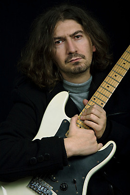 포토 JPG 해외이미지 남자 얼굴 음악 노래 손가락 놀이 한명 사람 금속 검은색 어둠 힘 소리 콘서트 공연 음악가 가수 무대 기구 기타 악단 롤 기타리스트 재즈 그런지 멜로디 뮤지컬 베이스 철강 팝 플레이어 스타일 해외202004 해외202105 해외포토 직업 1 손 컬러 재질 현악기 문화예술 이벤트 신체부위 연주자 파일형식