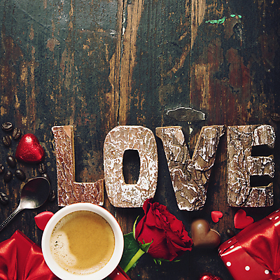 포토 JPG 해외이미지 영어 실내 발렌타인데이 사랑 타이포그라피 사람없음 단어 선물상자 장미 숟가락 하트 커피잔 오브젝트 나무바닥 해외202004 해외포토 모양 문자 꽃 감정 커피 데이이벤트 잔 바닥 수저 선물 내부 상자 파일형식