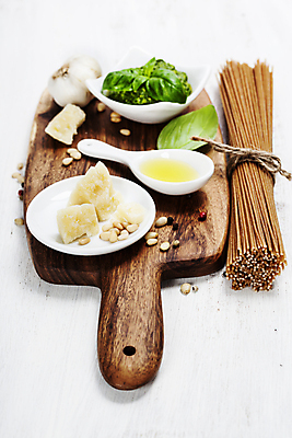 포토 JPG 해외이미지 치즈 실내 마늘 사람없음 이탈리아음식 올리브오일 흰배경 잣 바질 나무도마 파스타면 페스토 해외202004 해외포토 백그라운드 채소 유제품 도마 파스타 서양음식 내부 목재 견과류 흰색 면류 소스_음식 기름_음식 파일형식