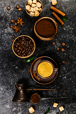 포토 JPG 해외이미지 검은배경 실내 사람없음 하이앵글 원두 커피잔 에스프레소 시나몬 커피가루 해외202004 해외포토 커피 뷰포인트 백그라운드 잔 내부 검은색 가루 파일형식