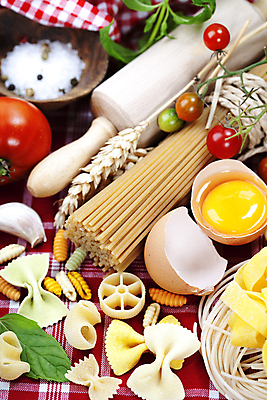 포토 JPG 해외이미지 토마토 방울토마토 마늘 스파게티 사람없음 계란 소금 밀대 바질 마카로니 파르팔레 파스타면 해외202004 푸질리 해외포토 채소 식재료 주방용품 파스타 알 면류 파일형식