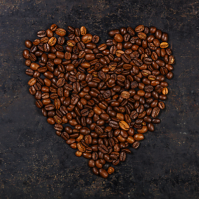 포토 JPG 해외이미지 검은배경 실내 사람없음 하이앵글 원두 하트 해외202004 해외포토 모양 커피 뷰포인트 백그라운드 내부 검은색 파일형식