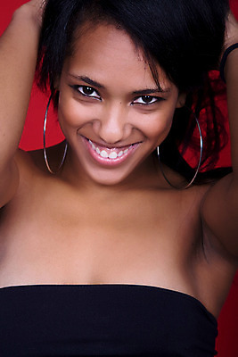 포토 JPG 해외이미지 여자 행복 얼굴 흑인 신체 갈색머리 한명 웃음 사람 성인 청춘 갈색 유행 검은색 입 화려 속눈썹 피부 입술 코 광택 목 내추럴 고립 몽환 해외202004 해외202105 해외포토 서양인 1 헤어스타일 감정 컬러 컨셉 표정 신체부위 눈썹 파일형식