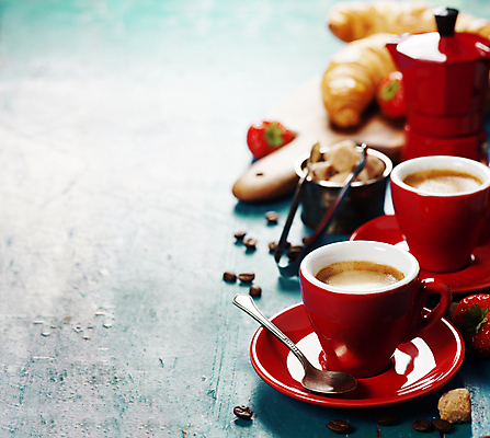 포토 JPG 해외이미지 커피 딸기 디저트 실내 집게 사람없음 원두 커피잔 티스푼 커피포트 크루아상 컵받침 파란배경 나무도마 카피스페이스 해외202004 해외포토 음료 음식 빵 백그라운드 과일 주전자 잔 도마 내부 목재 파란색 숟가락 공백 받침대 파일형식