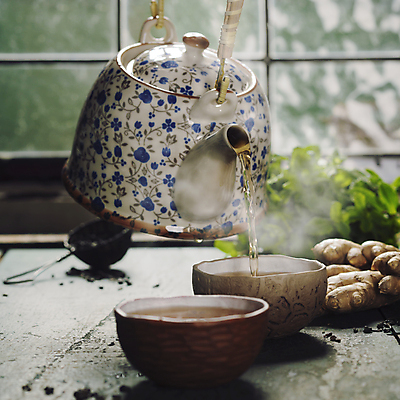 포토 JPG 해외이미지 창문 실내 사람없음 붓기 찻잔 찻주전자 생강 생강차 해외202004 차거름망 해외포토 채소 모션 주전자 잔 내부 차_음료 파일형식