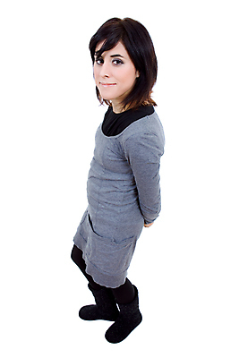 포토 JPG 해외이미지 응시 여자 감정 백그라운드 컨셉 신체 갈색머리 건강 한명 서기 미소 사람 성인 10대 청춘 기쁨 흰색 표현 춤 수줍음 가득함 흥분 긍정 슛 길이 고립 바보 해외202004 해외202105 해외포토 1 헤어스타일 시선 컬러 모션 청소년 문화예술 표정 파일형식