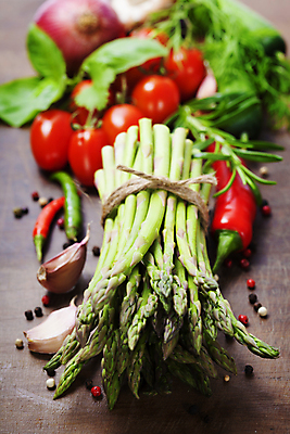 포토 JPG 해외이미지 채소 방울토마토 고추 실내 마늘 사람없음 다발 묶기 아스파라거스 나무바닥 후추 노끈 로즈메리 해외202004 해외포토 줄 토마토 모션 바닥 내부 허브 향신료 파일형식