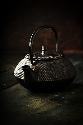 포토 JPG 해외이미지 검은배경 실내 사람없음 다기 찻주전자 해외202004 해외포토 백그라운드 주전자 내부 검은색 다도 파일형식