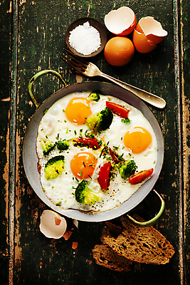 포토 JPG 해외이미지 빵 포크 토마토 실내 사람없음 계란 프라이팬 아침식사 브로콜리 계란프라이 나무바닥 소금 해외202004 해외포토 식기 음식 채소 주방용품 바닥 내부 알 식사 계란요리 파일형식
