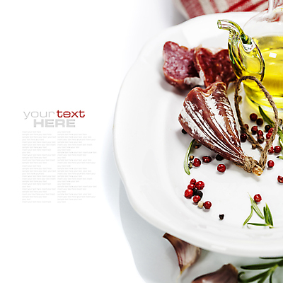 포토 JPG 해외이미지 접시 실내 마늘 타이포그라피 사람없음 올리브오일 흰배경 슬라이스 로즈메리 살라미 통후추 카피스페이스 해외202004 해외포토 문자 식기 백그라운드 채소 내부 공백 흰색 기름_음식 허브 후추 파일형식