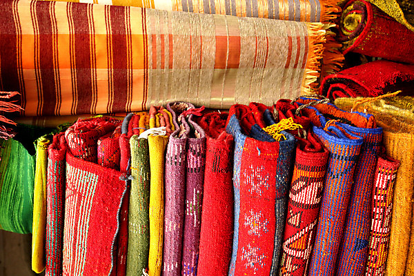 포토 JPG 해외이미지 산업 여행 백그라운드 패턴 아프리카 거리 주택 관리 미술 사람없음 야외 장식 빨간색 컬러풀 유행 쌓기 상점 카펫 직물 면 시장 상품 이슬람교 묘사 질감 롤 동쪽 소매 모로코 메디나 아랍어 스타일 해외202004 해외202105 해외포토 나라 종교 컬러 무늬 모션 문화예술 건물 방향 파일형식