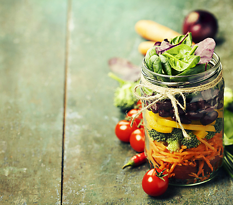 포토 해외이미지 리본 방울토마토 유리병 파프리카 실내 사람없음 아웃포커스 당근 샐러드 브로콜리 담기 채식 나무바닥 바질 노끈 건강식 다이어트음식 카피스페이스 비건 해외202004 해외포토 줄 음식 다이어트 토마토 채소 모션 병_용기 바닥 뿌리채소 촬영기법 내부 공백 채식주의자 파일형식