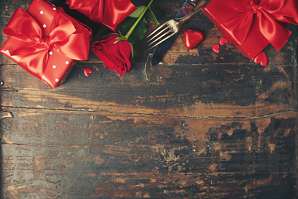 포토 JPG 해외이미지 리본 포크 실내 발렌타인데이 사랑 사람없음 선물상자 장미 오브젝트 나무바닥 카피스페이스 해외202004 해외포토 식기 꽃 감정 데이이벤트 바닥 선물 내부 상자 공백 파일형식