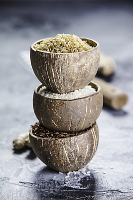 포토 JPG 해외이미지 회색배경 밥 실내 종류 사람없음 하이앵글 쌀 담기 나무그릇 현미 해외202004 해외포토 그릇 음식 뷰포인트 백그라운드 모션 곡류 내부 목재 회색 파일형식