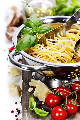 포토 JPG 해외이미지 방울토마토 고추 치즈 스파게티 집게 사람없음 아웃포커스 버섯 냄비 흰배경 후추 바질 통후추 해외202004 해외포토 백그라운드 토마토 채소 유제품 파스타 촬영기법 흰색 솥 향신료 파일형식