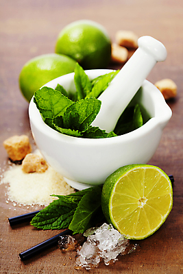 포토 JPG 해외이미지 빨대 사람없음 얼음 설탕 민트 라임 절구 나무탁자 모히토 절굿공이 해외202004 해외포토 자연요소 과일 탁자 도구 칵테일 허브 파일형식