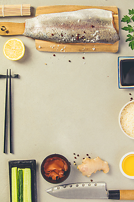 포토 JPG 해외이미지 재료 젓가락 밥 프레임 도마 실내 스테이크 사람없음 하이앵글 레몬 날것 연어 식칼 생강 연어요리 연어회 플랫레이 카피스페이스 해외202004 해외포토 음식 뷰포인트 채소 과일 주방용품 서양음식 수저 어류 내부 공백 생선회 플랫 파일형식