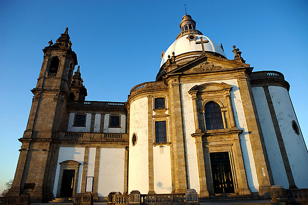 포토 JPG 해외이미지 전통 종교 십자가 건축양식 하늘 왕관 사람없음 건물 성당 교회 계단 탑 봄 종 예수 포르투갈 북쪽 천연기념물 바로크 바실리카 보호구역 해외202004 해외202105 해외포토 건축물 계절 건축 유럽 종교건축 신_종교 방향 구역 파일형식