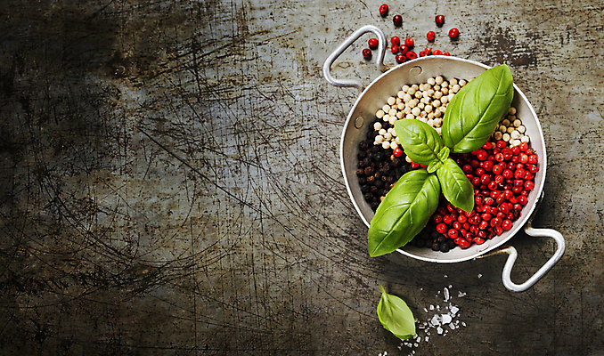 포토 JPG 해외이미지 실내 사람없음 하이앵글 냄비 소금 바질 통후추 카피스페이스 해외202004 해외포토 뷰포인트 내부 공백 솥 후추 파일형식