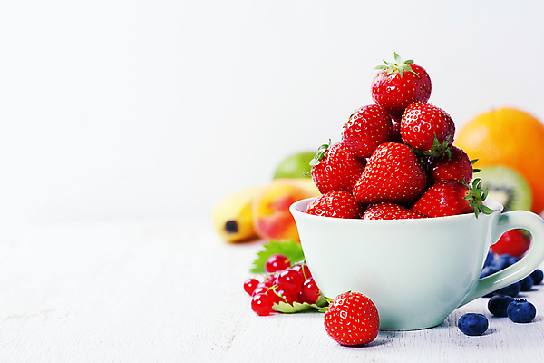 포토 JPG 해외이미지 오렌지 딸기 바나나 실내 키위 사람없음 쌓기 찻잔 흰배경 블루베리 베리 해외202004 해외포토 백그라운드 과일 모션 잔 내부 흰색 파일형식