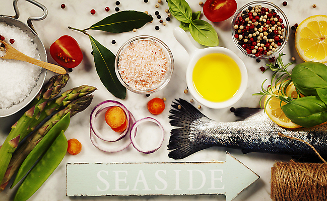 포토 JPG 해외이미지 그릇 식재료 방울토마토 실내 어류 사람없음 하이앵글 당근 올리브오일 냄비 레몬 해산물 흰배경 완두콩 아스파라거스 소금 후추 바질 노끈 로즈메리 나무숟가락 무지개송어 적양파 해외202004 핑크솔트 해외포토 식기 줄 뷰포인트 백그라운드 토마토 채소 과일 양파 콩 뿌리채소 내부 숟가락 수중동물 흰색 기름_음식 솥 허브 향신료 송어 파일형식