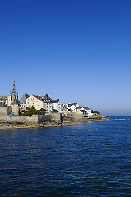 포토 JPG 해외이미지 유럽 문화 바다 여행 건축양식 하늘 휴가 주택 풍경 사람없음 야외 건물 물 파란색 교회 항구 맑음 프랑스 바위 역사 포트 천연기념물 프랑스어 고딕 스타일 해외202004 해외202105 해외포토 자연요소 문자 건축물 건축 나라 컬러 종교건축 교통시설 날씨 돌_바위 파일형식