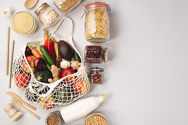 포토 JPG 해외이미지 유리병 오이 실내 마늘 사람없음 하이앵글 자연보호 당근 우유 나이프 우유병 사과 장바구니 흰배경 친환경 담기 후추 생강 아보카도 나무포크 비트 스파게티면 오트밀 카피스페이스 제로웨이스트 해외202004 네트백 해외포토 식기 뷰포인트 백그라운드 포크 채소 가방 과일 모션 자연 병_용기 유제품 뿌리채소 내부 쇼핑 바구니 환경 그린캠페인 공백 흰색 면류 칼 보호 사회이슈 향신료 파일형식 귀리