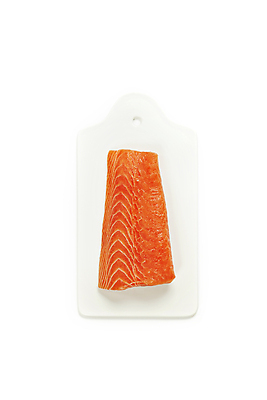 포토 JPG 해외이미지 도마 실내 사람없음 날것 연어 연어요리 연어회 해외202004 해외포토 음식 주방용품 어류 내부 생선회 파일형식