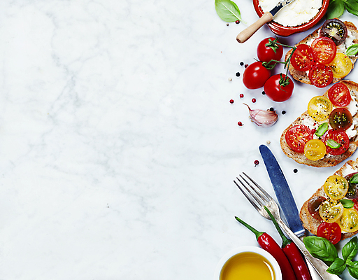 포토 JPG 해외이미지 빵 포크 방울토마토 실내 마늘 사람없음 나이프 이탈리아음식 애피타이저 올리브오일 흰배경 홍고추 버터나이프 브루스케타 크림치즈 카피스페이스 해외202004 해외포토 식기 음식 백그라운드 토마토 채소 고추 치즈 서양음식 내부 공백 흰색 칼 기름_음식 파일형식