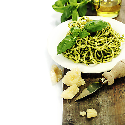 포토 JPG 해외이미지 접시 유리병 치즈 파스타 실내 사람없음 올리브오일 흰배경 바질 나무도마 치즈나이프 카피스페이스 페스토 해외202004 해외포토 식기 백그라운드 병_용기 유제품 도마 서양음식 내부 목재 공백 흰색 소스_음식 나이프 기름_음식 파일형식