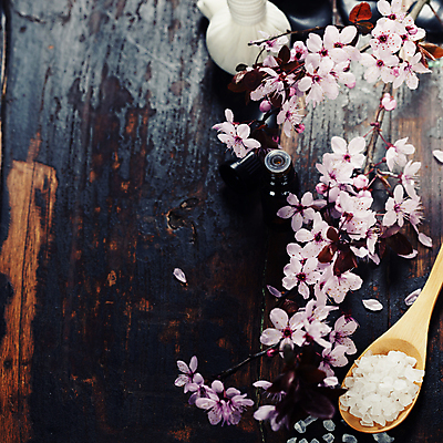 포토 JPG 해외이미지 꽃잎 실내 사람없음 벚꽃 나무바닥 스파용품 아로마테라피 나무숟가락 꽃가지 허브볼 카피스페이스 아로마오일 입욕소금 해외202004 해외포토 꽃 바닥 내부 숟가락 스파 공백 나뭇가지 미용용품 오일_화장품 오브젝트 소금 테라피 파일형식
