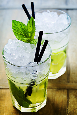 포토 JPG 해외이미지 빨대 근접촬영 사람없음 얼음 민트 칵테일잔 라임 나무탁자 모히토 해외202004 해외포토 자연요소 뷰포인트 술잔 과일 탁자 칵테일 허브 파일형식