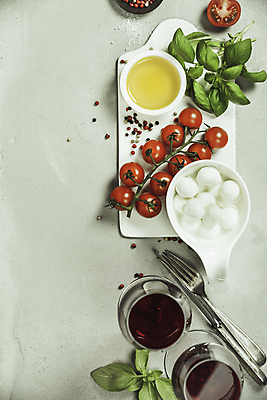 포토 JPG 해외이미지 그릇 포크 와인잔 방울토마토 도마 도마_주방용품 실내 사람없음 와인 나이프 올리브오일 흰배경 바질 모짜렐라치즈 통후추 해외202004 해외포토 식기 백그라운드 토마토 술잔 주방용품 치즈 주류 내부 흰색 칼 기름_음식 후추 파일형식