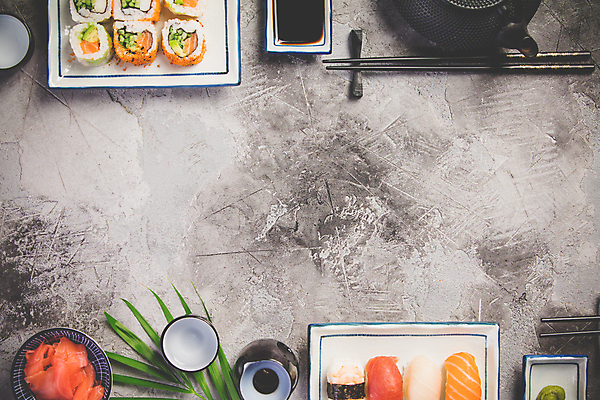 포토 JPG 해외이미지 스튜디오촬영 접시 젓가락 실내 사람없음 하이앵글 초밥 플랫 찻주전자 간장 모듬초밥 석판 일본음식 플랫레이 해외202004 해외포토 식기 음식 뷰포인트 주전자 수저 내부 양념 모듬 파일형식