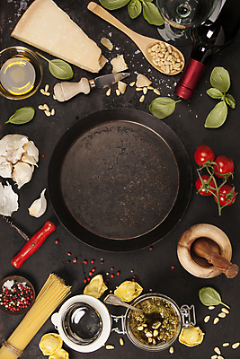 포토 JPG 해외이미지 접시 방울토마토 검은배경 실내 마늘 사람없음 하이앵글 이탈리아음식 올리브오일 와인병 절구 잣 바질 나무숟가락 라비올리 치즈나이프 통후추 파마산치즈 파스타면 페스토 해외202004 해외포토 식기 뷰포인트 백그라운드 토마토 채소 병_용기 치즈 파스타 서양음식 내부 와인 숟가락 검은색 견과류 도구 면류 소스_음식 나이프 기름_음식 후추 파일형식