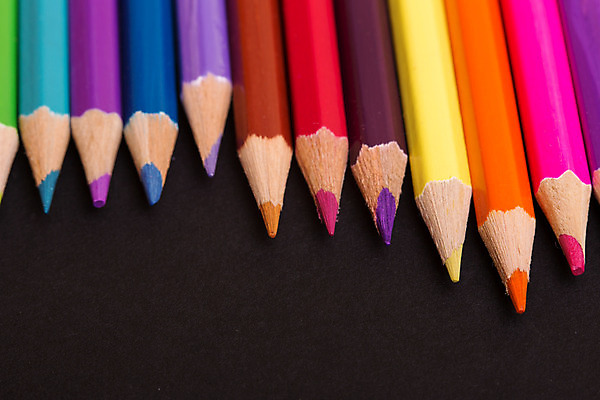 포토 JPG 해외이미지 디자인 백그라운드 탁자 색연필 사람없음 세트 컬러풀 연필 갈색 오브젝트 크레파스 많음 해외202004 해외202105 해외포토 컬러 가구 컨셉 학용품 필기구 파일형식