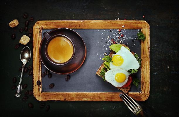 포토 JPG 해외이미지 커피 빵 포크 검은배경 샌드위치 사람없음 컵 하이앵글 계란 숟가락 칠판 원두 컵받침 소금 아보카도 통후추 해외202004 해외포토 식기 음료 음식 뷰포인트 백그라운드 과일 수저 알 검은색 받침대 후추 파일형식