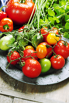 포토 JPG 해외이미지 접시 토마토 방울토마토 실내 사람없음 신선 담기 해외202004 해외포토 식기 채소 모션 내부 파일형식